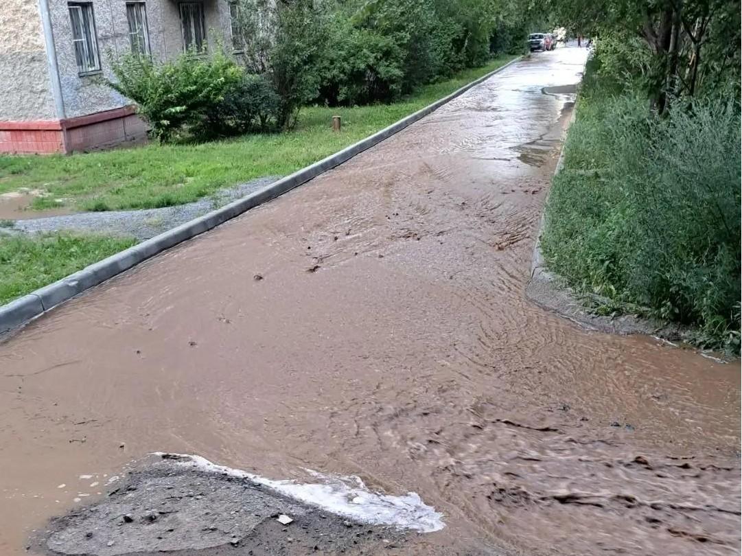 Дворы на Свердловском проспекте залило бурой рекой — видео