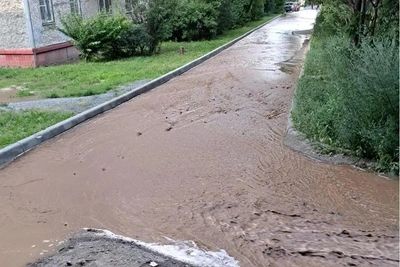 Дворы в Челябинске затопило бурой рекой — видео