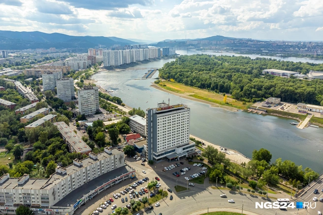 На Матросова произошла коммунальная авария | Источник: Артем Ленц / NGS24.RU