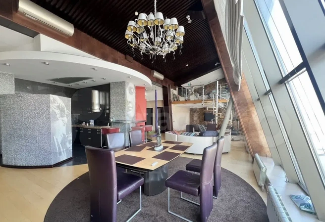 Так выглядит гостиная. Смотрим дальше?  | Источник: avito.ru