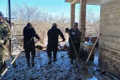 Сотрудники Минприроды Дагестана ликвидируют последствия потопа в Мамедкале