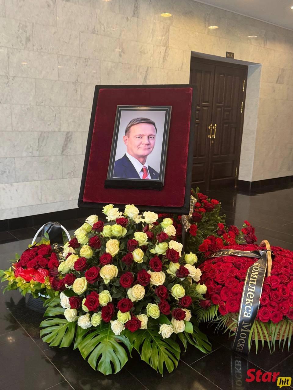«Любимому от Полины»: венок молодой пассии, мама, брат на открытии памятника экс-министру Роману Старовойту