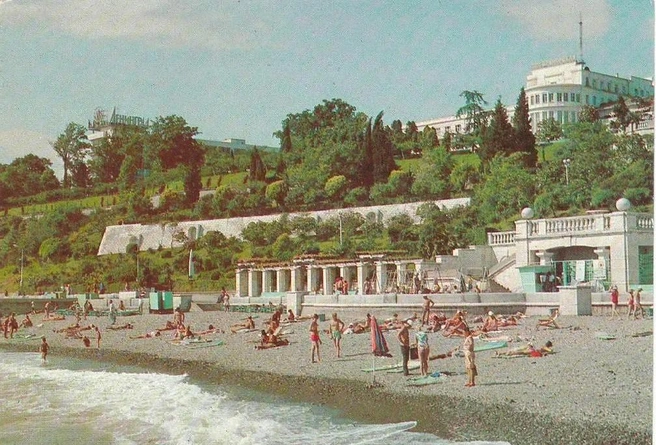 Территория пляжа у гостиницы «Приморская», 1981 год  | Источник: В. Панов / pastvu.com