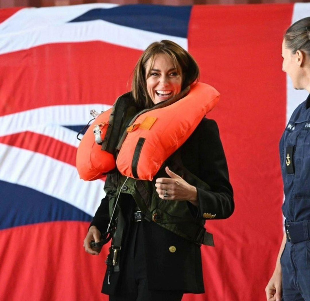 Управляла вертолетом и примерила спасательный жилет: Кейт Миддлтон на базе военно-воздушных сил Великобритании