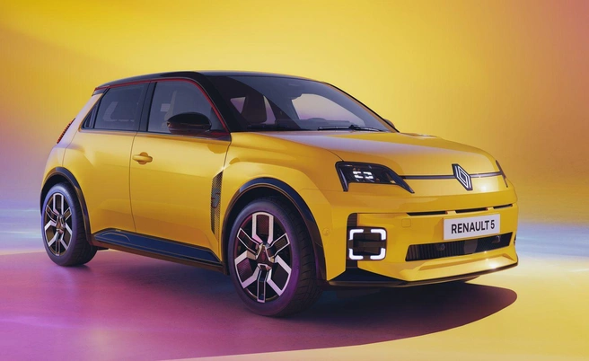 Renault 5 E-Tech&nbsp;— это реинкарнация одноименного городского хетча из 1970-х. Он сразу стал сенсацией, заняв первое место в списке самых продаваемых компактных электромобилей Европы. Интересно, что в основе платформа CMF-B EV, так что хетч является дальним родственником Lada Iskra | Источник: пресс-служба компании Renault