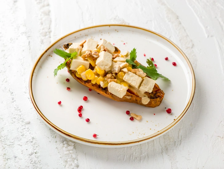 Запеченный батат, сыр тофу, кукуруза, арахис, соус кунжутный
