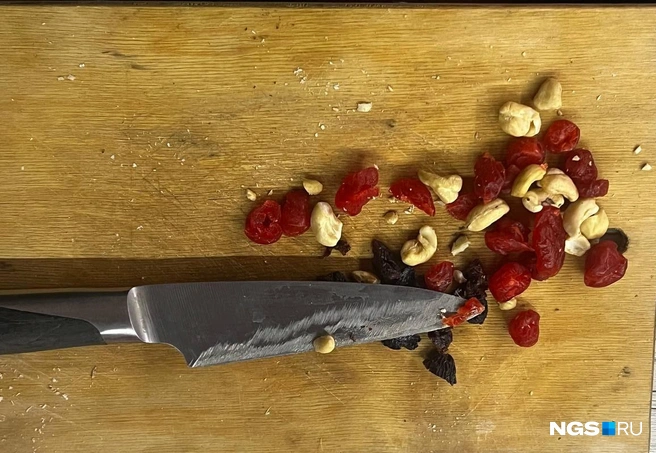 Первый этап приготовления штоллена начинается не меньше, чем за 12 часов до второго. Накануне вечером орехи и сухофрукты нужно нарубить помельче и залить крепким ароматным алкоголем (если штолленом собирается полакомиться взрослая компания) или кипятком (если вы готовите кекс для детей) | Источник: Анна Скок / NGS.ru