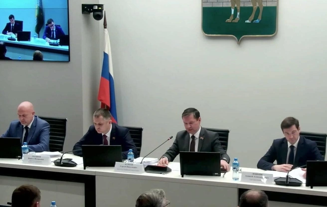 Распределяя бюджет, депутаты и чиновники городской администрации не забыли о себе | Источник: Chelduma.ru
