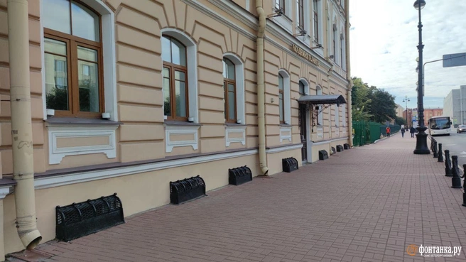 Придется подождать. Где в Петербурге можно выразить соболезнования по поводу смерти Елизаветы II | Источник: Павел Каравашкин / «Фонтанка.ру»