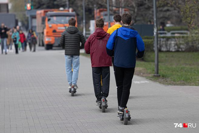 В Магнитогорске депутаты запретили оставлять самокаты на тротуарах, остановках и парковках
