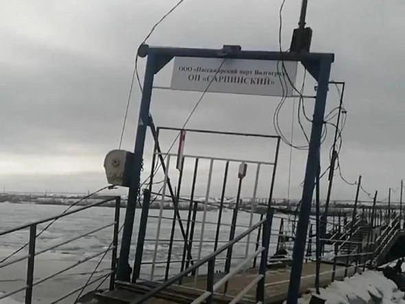 Жители острова Сарпинского возмущены отсутствием транспортного сообщения до пристани. | Источник: читатели V1.RU