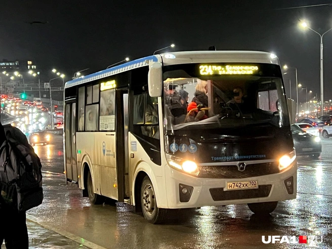 Интересно, почему городской маршрут имеет трёхзначный номер, как пригородный | Источник: Андрей Бирюков / UFA1.RU