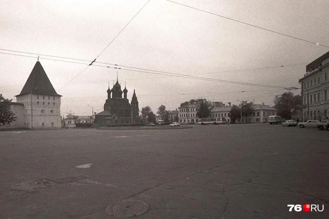 На архивном снимке 1981 года Богоявленская площадь еще без памятника Ярославу Мудрому | Источник: Константин Лузин