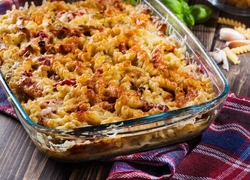Запеканка с колбасками и макаронами: приготовьте пикантный ужин от Джейми Оливера