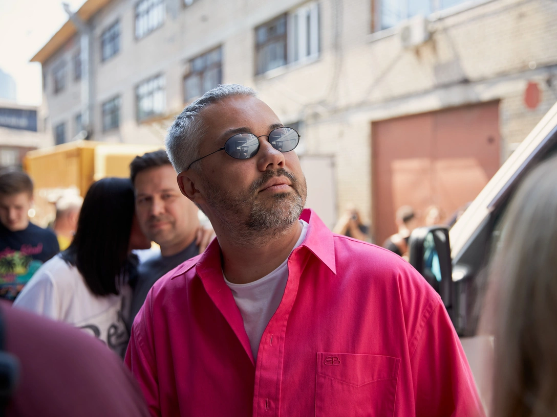 Как подготовиться к онлайн-премьере фильма «(Не)случайные истории»: модные советы Александра Рогова | marieclaire.ru