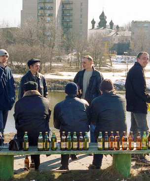 17 человек умерли от паленой водки в Орске. Вспоминаем еще три самых массовых отравления алкоголем в России