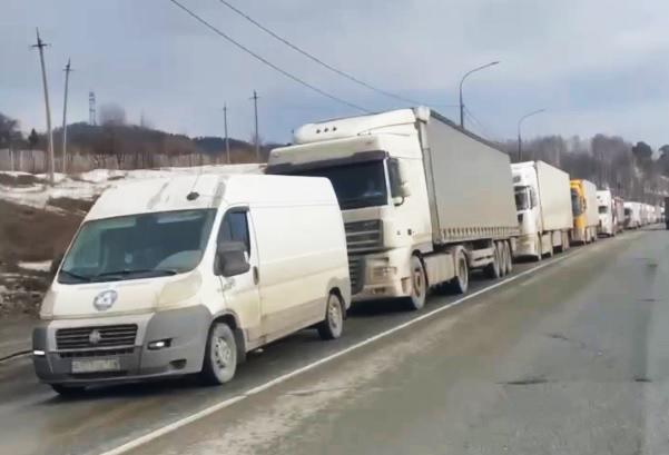 На трассе М-5 в Челябинской области второй день подряд собирается жуткая пробка из-за убитой дороги