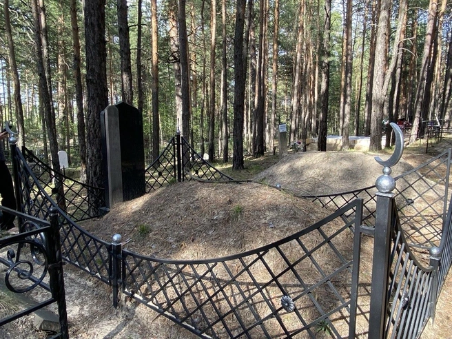 Оградки тоже иногда делают с полумесяцами на углах | Источник: Ирина Господаренко / NGS22.RU