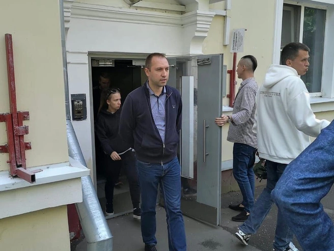 Глава управы района Печатники (по центру) на обходе вместе с жителями | Источник: Управа района Печатники города Москвы / Vk.com
