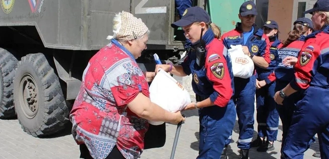 Раздача продуктов мирным жителям Донбасса | Источник: Сбор на лечение Наташи / Vk.com