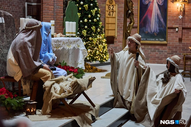 Перед мессой дети разыграли традиционную сценку о рождении Иисуса Христа | Источник: Александр Ощепков / NGS.RU