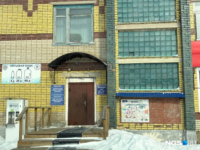 Поговорить с представителями сельсовета нам не удалось, но, говорят селяне, глава тоже переживает из-за происходящего | Источник: Настасья Медведева / NGS.RU