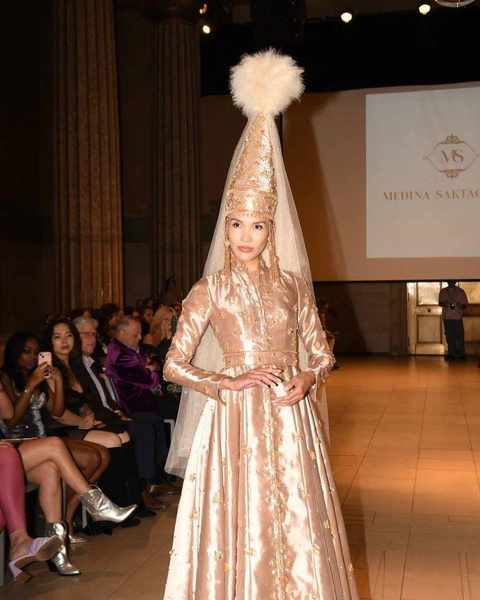Казахи в Нью-Йорке: эффектный показ национальных костюмов под песню Димаша на Неделе моды