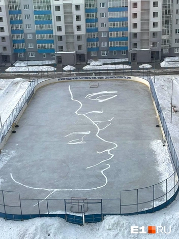 Соседи признаются, что каждый раз радуются, видя из окна новый рисунок | Источник: «Корт мой холст» / Vk.com