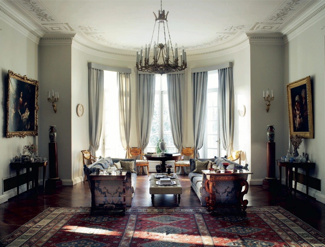 За счет эркера гостиная наполнена светом. Высокие потолки потребовали росписи — гризайлевый ампирный бордюр выполнен по мотивам росписей петербургских дворцов. Современные парные диваны Schwartz прекрасно уживаются с русской мебелью первой половины XIX века. | Источник: РИЧАРД ПАУЭРС (RICHARD POWERS)