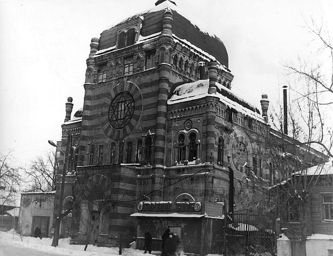 Самарскую хоральную синагогу (современный адрес: Садовая, 49) открыли в 1908 году. По назначению здание успело послужить лишь 20 лет. В 1928 году здесь открыли Дом культуры, а после и вовсе отдали архитектурный шедевр хлебозаводу № 8 | Источник: фотофонд Самарского областного государственного архива социально-политической истории