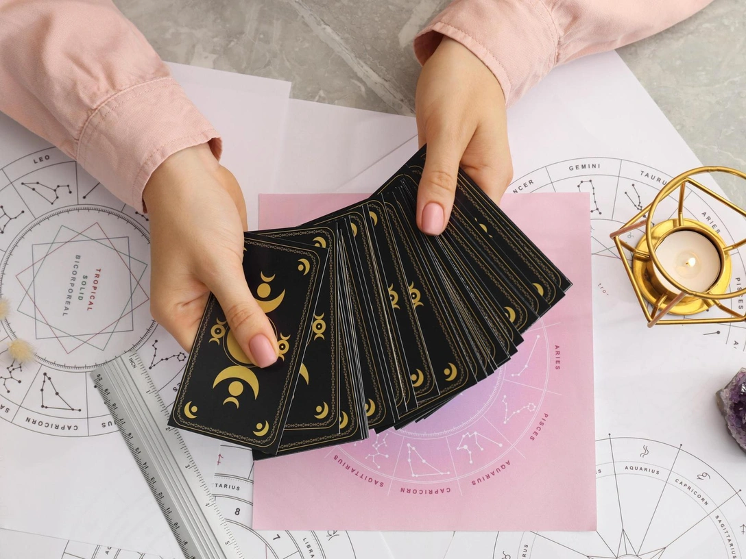 Прогноз Таро на июль 2024: что ждет каждый знак Зодиака | marieclaire.ru