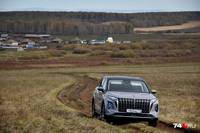 Просвет 20 см и полный привод делают Hongqi HS7 полноценным кроссовером, но роскошный бампер напрягает даже на грунтовках, не говоря о бездорожье | Источник: Артем Краснов