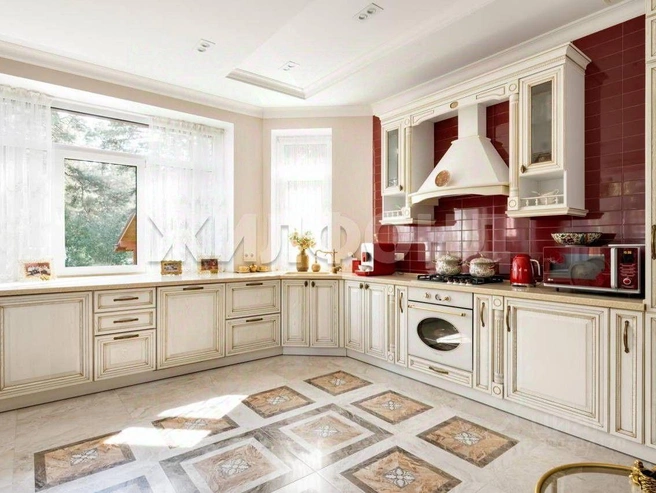 На первом этаже обустроена кухня-гостиная с выходом на террасу.