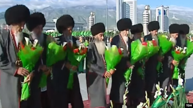 Фото №1 - В Туркмении седых чиновников требуют покрасить волосы в черный цвет, а неседых — в седой