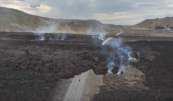 ВИДЕО дня: беспокойный исландский вулкан снова уничтожил дорогу в город Гриндавик