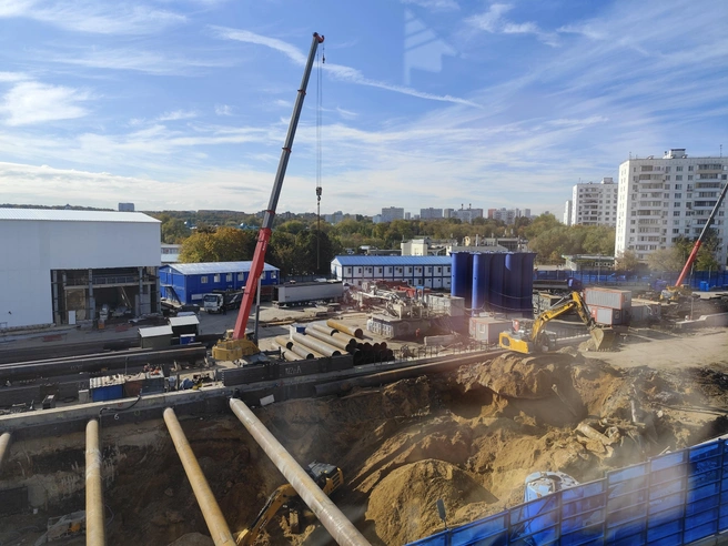 Так выглядел котлован станции «Кленовый бульвар» около месяца назад | Источник: Игорь Мещанев / MSK1.RU