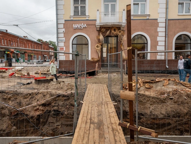 Над глубокой траншеей оборудован временный мостик | Источник: Александр Куренной / 76.RU