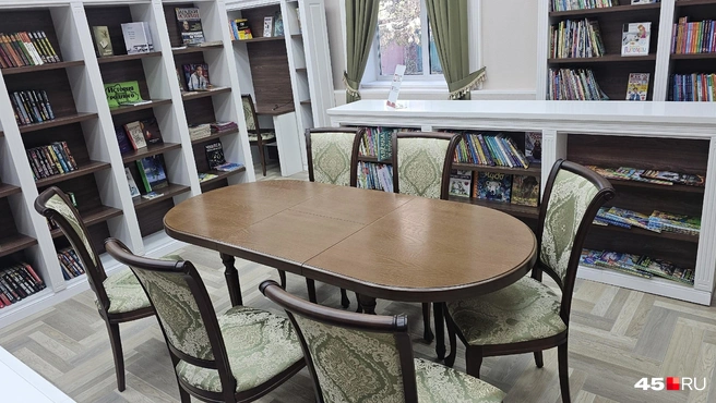 Ученикам нравится за этим столом учить уроки | Источник: Дарья Никитченко / 45.RU