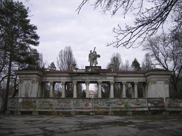 Первомайская (Чистяковская) роща, вид на колоннаду ВДНХ, которую до сих пор не привели в порядок