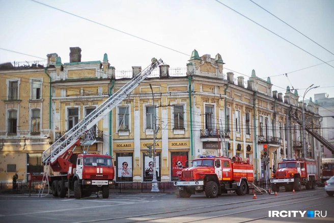 «Потолок может рухнуть в любой момент». Блогер показал, как изнутри выглядит сгоревшее здание ТЮЗа в Иркутске | Источник: Ксения Филимонова / «ИрСити»