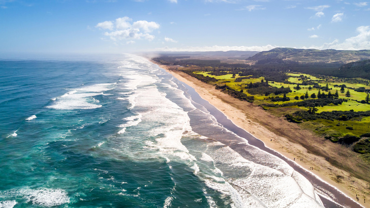 13 самых впечатляющих пляжей мира с черным песком — от Исландии до Новой Зеландии