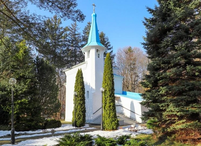 Внутри храма висят фотографии всех погибших | Источник: YouTube.com / RZVRT