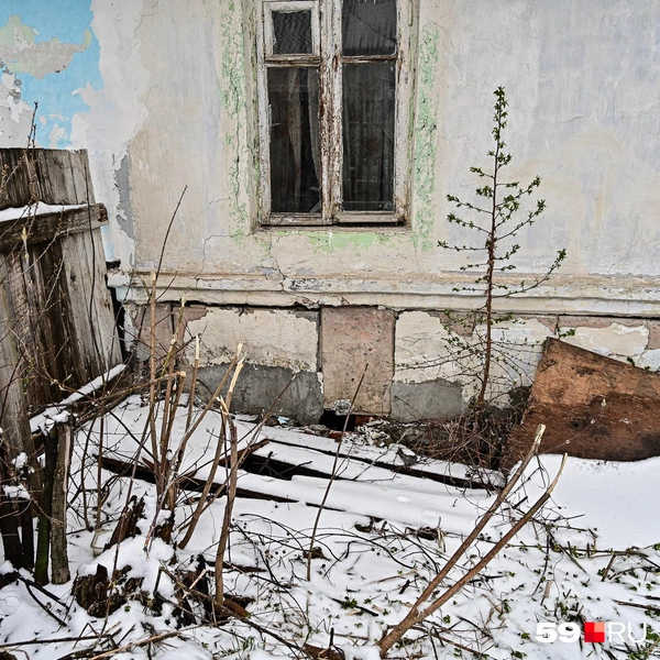 По фундаменту со стороны соседки пошли трещины | Источник: Василина Любимова / 59.RU