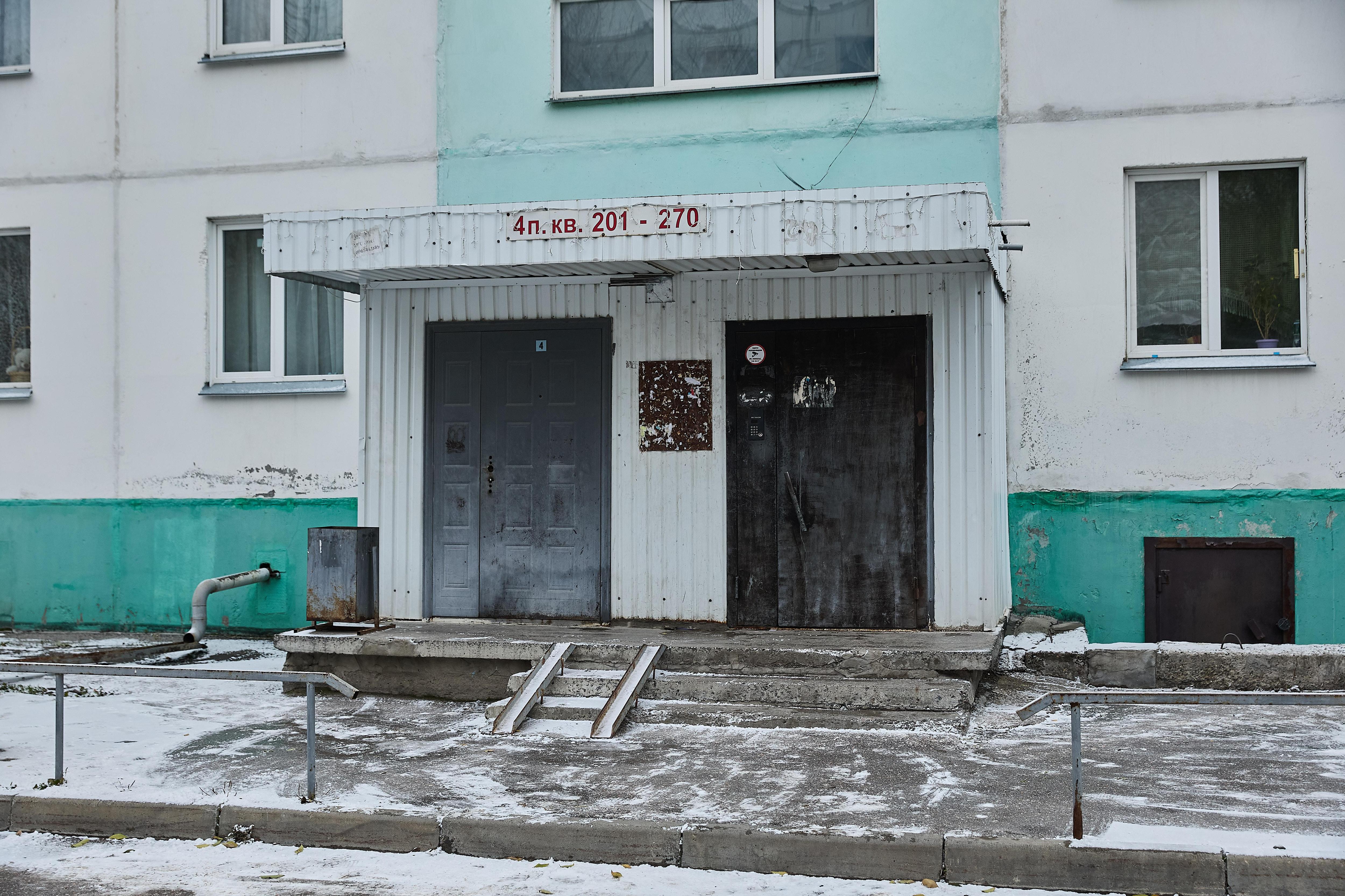 «Запах дошел до 7-го этажа»: умершая старушка полтора месяца пролежала в запертой квартире вместе с…