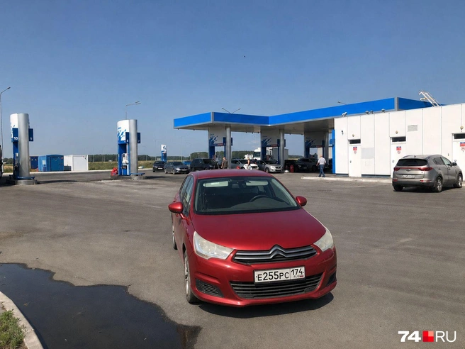 Бонусом на обратном пути стала заправка без очереди. Точнее, очередь была, но один портал (дальний) оставался свободным. Спасибо мужичку, что подсказал. Я потратил в пределах 20 литров, как и планировал | Источник: Артем Краснов