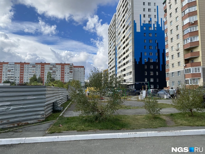 Дворы в Северо-Чемском не всегда блещут благоустройством  | Источник: Стас Соколов / NGS.RU