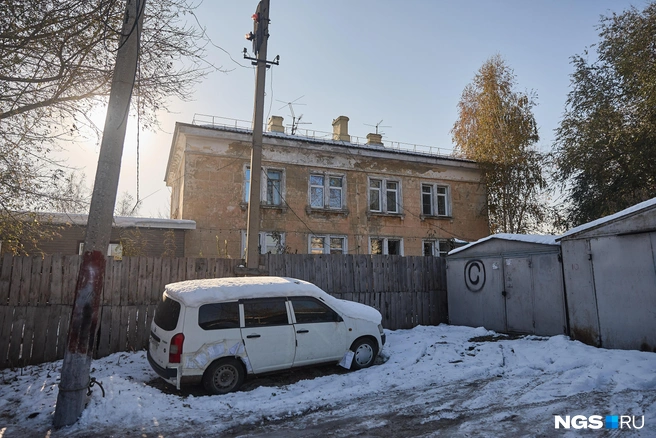 Здание бани стало пристройкой к первому этажу дома | Источник: Александр Ощепков / NGS.RU