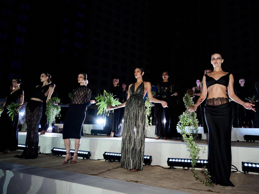 В столичной новостройке модный перфоманс, а в трендах — снова 70-е: фэшн-новости, которые впечатляют | marieclaire.ru