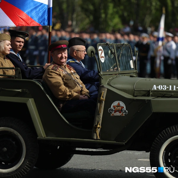 Машины военных лет также проехали по площади | Источник: Евгений Софийчук / NGS55.RU