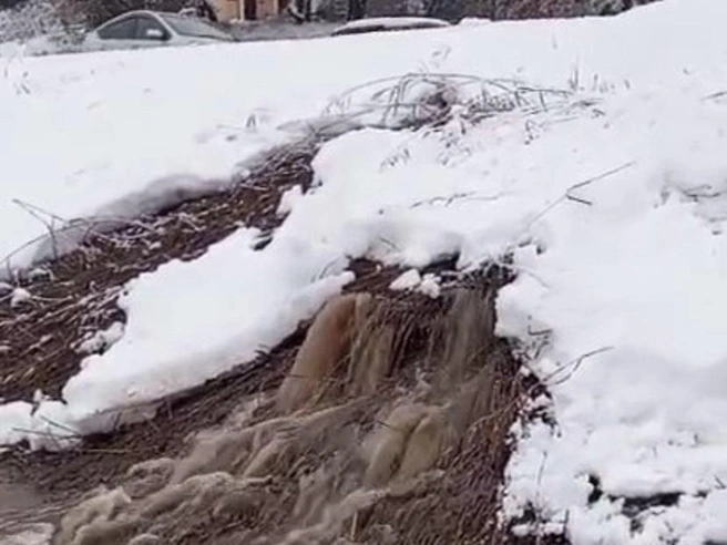 Потоки воды затопили пешеходную зону и дорогу | Источник: Анастасия